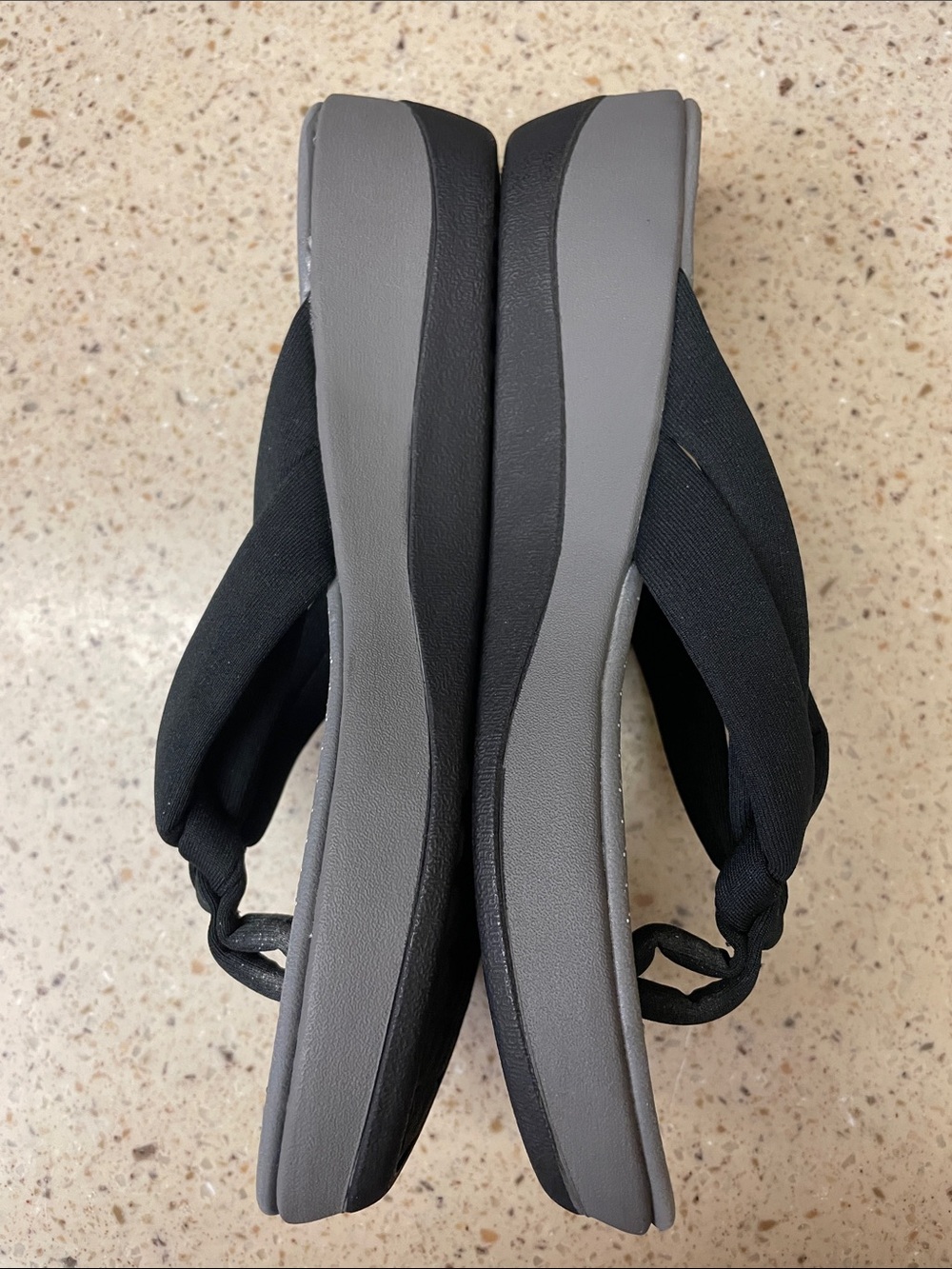 Clarks Cloudsteppers Black Knotted Strap Gray Footbed Flip Flops - Picture 2 of 4